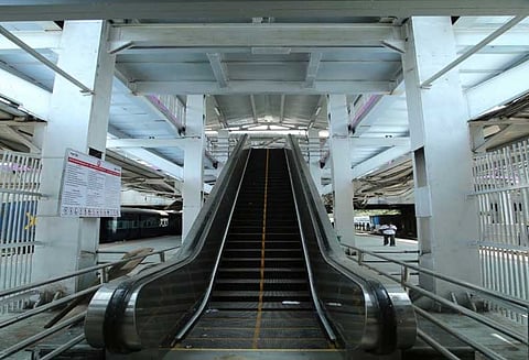 ரெயில் நிலையத்தில் திடீரென பின் திசையில் இயங்கிய எஸ்கலேட்டர்; 3 பேர் காயம்