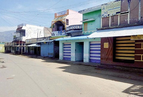 போளூர் அருகே மூதாட்டி அடித்துக் கொலை: 2-வது நாளாக கிராமங்கள் வெறிச்சோடின