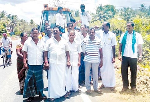 கையகப்படுத்தப்பட்ட நிலத்திற்கான தொகையை வழங்காததால் சாலை அமைக்கும் பணியை தடுத்து நிறுத்திய உரிமையாளர்கள்