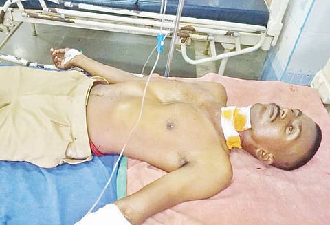 திருமணத்திற்கு பெண் பார்த்தது பிடிக்காததால் பிளேடால் கழுத்தை அறுத்துக் கொண்டு காவலர் தற்கொலைக்கு முயற்சி