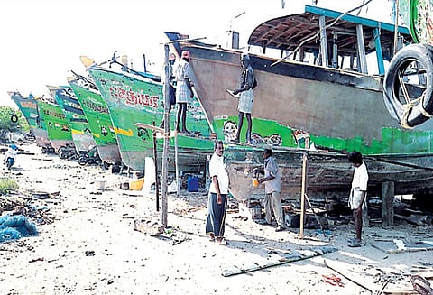 ஆழ்கடலில் மீன்பிடிக்க தடை எதிரொலி: படகுகள், வலைகள் சீரமைக்கும் பணியில் மீனவர்கள் தீவிரம்