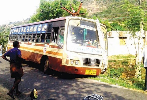 பஸ் மோதி மின் கம்பம் உடைந்தது மின்சாரம் இல்லாததால் பயணிகள் உயிர் தப்பினர்