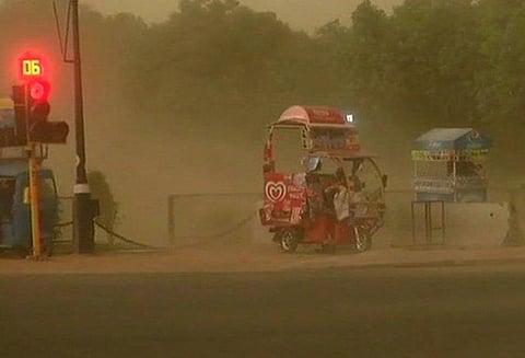 புழுதி புயலுடன் கனமழை: டெல்லியில் விமான மற்றும் மெட்ரோ ரெயில் சேவை பாதிப்பு