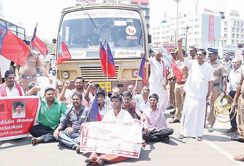 காவிரி மேலாண்மை வாரியம் அமைக்க கோரி இளைஞர் பெருமன்றத்தினர் சாலைமறியல்