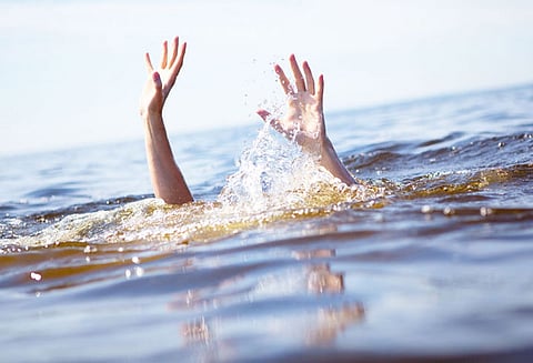 நீச்சல் குளத்தில் மூழ்கிய நண்பரை காப்பாற்றிய வாலிபர் பலி