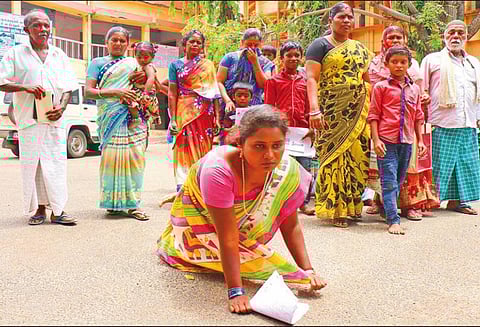 துபாயில் தவிக்கும் 7 பேரை மீட்டுத்தாருங்கள்: பாதிக்கப்பட்ட குடும்பத்தினர் மனு