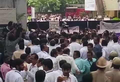 கர்நாடக சட்டமன்ற தேர்தல்: தபால் ஓட்டுக்கள் அடிப்படையில் பல இடங்களில் காங்கிரஸ் முன்னிலை