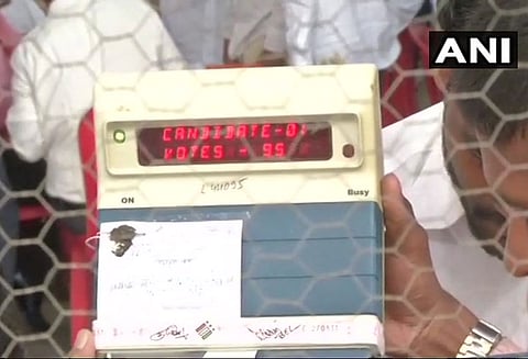 சட்டமன்ற தேர்தல் முடிவுகள்: கர்நாடகாவில் கடும் போட்டி, நிமிடத்துக்கு நிமிடம் மாறும் முன்னிலை
