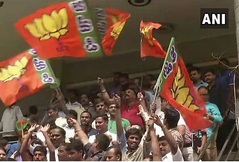 கர்நாடக சட்டமன்ற தேர்தல்: பாஜக முன்னிலை, தொண்டர்கள் உற்சாக கொண்டாட்டம்