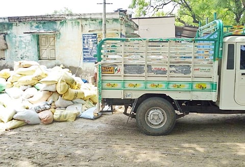 காவிரி ஆற்றில் பதுக்கி வைக்கப்பட்டிருந்த 250 மணல் மூட்டைகள் பறிமுதல்