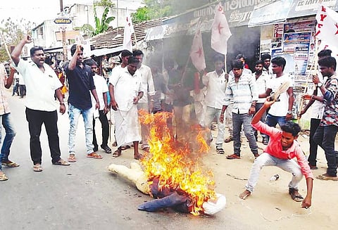 காவிரி மேலாண்மை வாரியம் அமைக்காததை கண்டித்து பிரதமர் நரேந்திரமோடி உருவ பொம்மை எரிப்பு