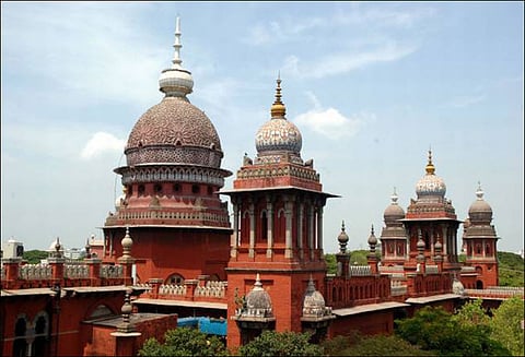 மாணவர்களை அனுமதிப்பது சலுகை தான்; உரிமை இல்லை ஐகோர்ட்டு உத்தரவு