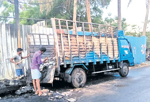 சரக்கு வேனில் தீப்பிடித்ததால் பிளாஸ்டிக் பொருட்கள் எரிந்து நாசம்