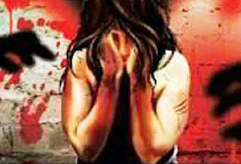 சிறுமியை கற்பழித்த வளர்ப்பு தந்தைக்கு 20 ஆண்டு ஜெயில்