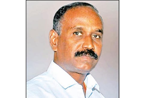 பழனி முருகன் கோவில் சிலை மோசடி வழக்கில் தொடர்பு: இந்து சமய அறநிலையத்துறை முன்னாள் ஆணையர் தலைமறைவு