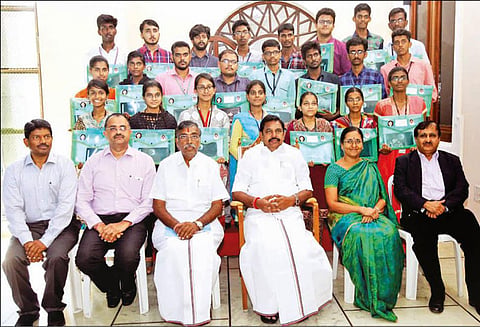 தொழிற்பயிற்சிக்காக வெளிநாட்டு பல்கலைக்கழகங்களுக்கு செல்லும் 99 தமிழக மாணவர்களுக்கு பாஸ்போர்ட், விசா, பயணச்சீட்டு