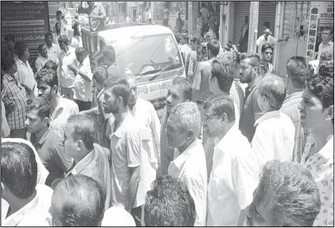 ஈரோட்டில் 2 கடைகளில் தடை செய்யப்பட்ட பிளாஸ்டிக் பைகள் பறிமுதல்