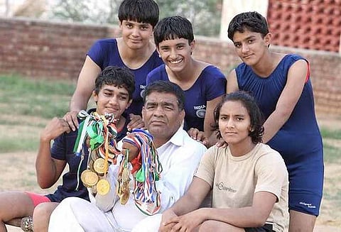 மல்யுத்த போட்டிக்கான தேசிய முகாமில் இருந்து பிரபல போகாட் சகோதரிகள் நீக்கம்