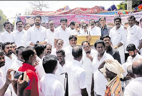 மணல் குவாரி அமைக்க எதிர்ப்பு தெரிவித்து தி.மு.க.வினர் கண்டன ஆர்ப்பாட்டம்