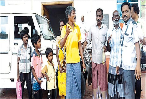 நல்லூர் வட்டார வளர்ச்சி அலுவலகத்தில் குடும்பத்துடன் விவசாயி தீக்குளிக்க முயன்றதால் பரபரப்பு