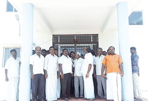 பால்வள துணைப்பதிவாளர் அலுவலகம் முற்றுகை பூட்டு போட்டதால் பரபரப்பு