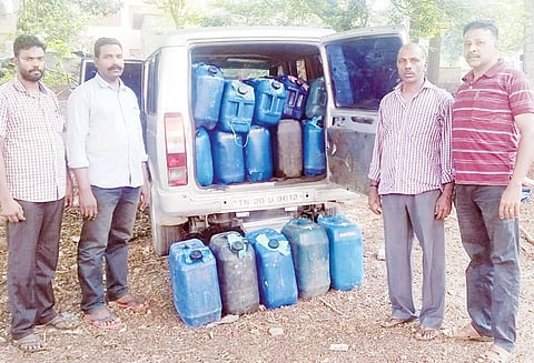 காரில் கடத்திய 1,500 லிட்டர் மண்எண்ணெய் பறிமுதல் பறக்கும்படை அதிகாரிகள் நடவடிக்கை