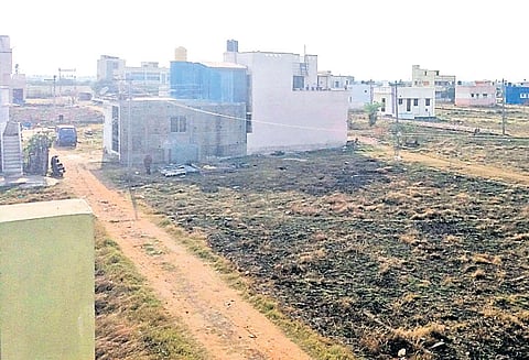 வெள்ளத்தால் பாதிக்கப்பட்ட சாலை, கால்வாயை சீரமைக்க பொதுமக்கள் கோரிக்கை