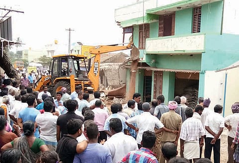 ஏரியூரில் சாலை விரிவாக்க பணி: ஆக்கிரமித்து கட்டப்பட்ட வீடுகள் இடித்து அகற்றம்