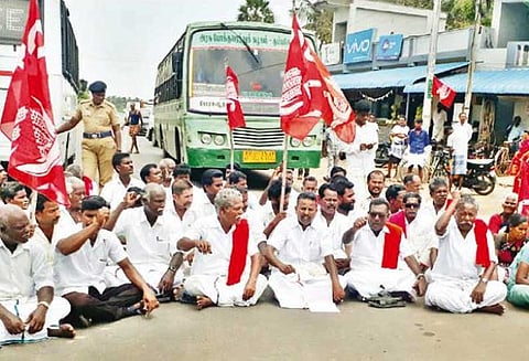 பயிர்க்காப்பீட்டு தொகை வழங்கக்கோரி இந்திய கம்யூனிஸ்டு கட்சியினர் சாலை மறியல்