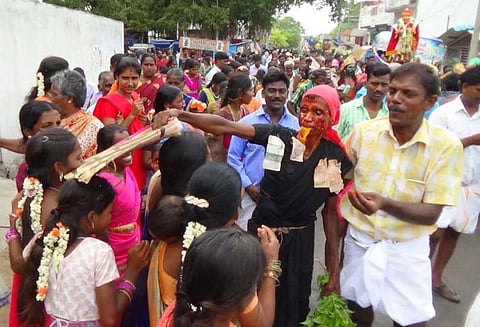 வேப்பந்தட்டை அருகே பக்தர்களை முறத்தால் அடிக்கும் வினோத திருவிழா