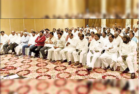 ஐதராபாத்துக்கு சென்ற சித்தராமையா ஓட்டலில் தங்கியுள்ள எம்.எல்.ஏ.க்களை சந்தித்தார்