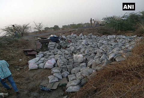 குஜராத்தில் சிமெண்ட் மூட்டைகளை ஏற்றிச்சென்ற லாரி கவிழ்ந்து விபத்து: 19 பேர் பலி