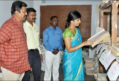 எடப்பாடி தாசில்தார் அலுவலகத்தில் கலெக்டர் ரோகிணி ஆய்வு