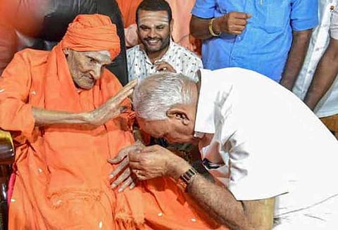 எடியூரப்பாவுக்கே ஆதரவு அளிக்க வேண்டும் காங்கிரஸ்-மஜத லிங்காயத்து எம்.எல்.ஏ.க்களுக்கு மடாதிபதிகள் எச்சரிக்கை