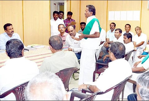 விளை நிலங்களில் உயர் மின்கோபுரம் அமைக்க எதிர்ப்பு வருவாய் கோட்டாட்சியர் பேச்சுவார்த்தை