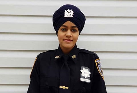 நியூயார்க் காவல் துறையில் தலைப்பாகையுடன் முதல் சீக்கிய பெண் அதிகாரி