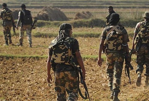 சத்தீஷ்கார் மாநிலம் தண்டேவாடாவில் கண்ணி வெடிகுண்டு வெடித்ததில் 6 பாதுகாப்பு படை வீரர்கள் உயிரிழப்பு