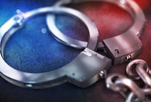 பெற்ற தாயை அடித்த மகன்களை தட்டிக்கேட்ட போலீசார் மீது தாக்குதல் 13 பேர் கைது