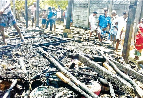 வேதாரண்யம் அருகே தீயில் எரிந்து 2 கூரை வீடுகள் நாசம் ரூ.1 லட்சம் பொருட்கள் சேதம்