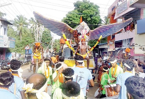 மணவாளக்குறிச்சியில் இருந்து திருச்செந்தூருக்கு பறக்கும் வேல்காவடி புறப்பட்டது