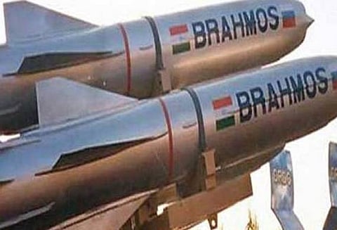 ஒடிசா கடற்கரையில் பிரமோஸ் ஏவுகணை பரிசோதனை வெற்றி; ராணுவ மந்திரி வாழ்த்து