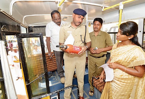 நீலகிரி மாவட்டத்தில் பள்ளி வாகனங்களில் கலெக்டர் ஆய்வு