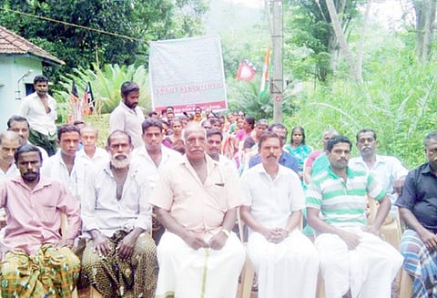 அரசு ரப்பர் கழக தொழிலாளர்கள் 3-வது நாளாக சத்தியாகிரக போராட்டம்