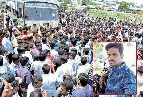 திருப்பூரில் மோட்டார் சைக்கிள் மீது அரசு பஸ் மோதல்; வாலிபர் பலி