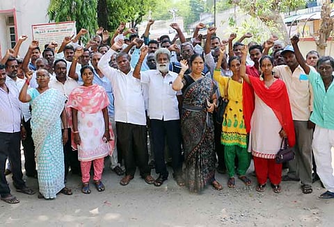 95 சதவீதம் பேர் பணிக்கு செல்லவில்லை: அஞ்சல் ஊழியர்கள் காலவரையற்ற வேலை நிறுத்த போராட்டம்