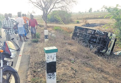 வேன் கவிழ்ந்து 16 பேர் படுகாயம்