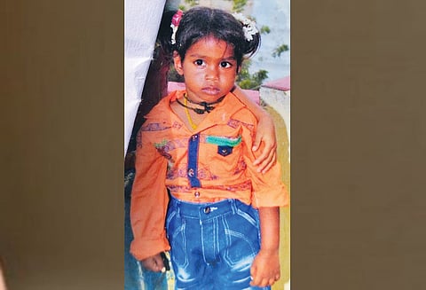 மணல் கடத்தலில் ஈடுபட்ட டிராக்டர் மோதி சிறுவன் சாவு