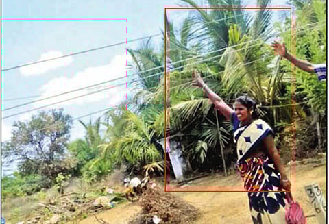 தாழ்வாக செல்லும் மின்கம்பி சீரமைக்க பொதுமக்கள் கோரிக்கை