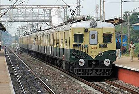 ஸ்டெர்லைட் ஆலையை மூடக்கோரி ரெயில் மறியல்