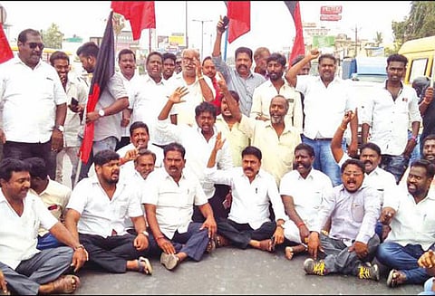 மு.க.ஸ்டாலின் கைதை கண்டித்து தி.மு.க.வினர் சாலை மறியல்